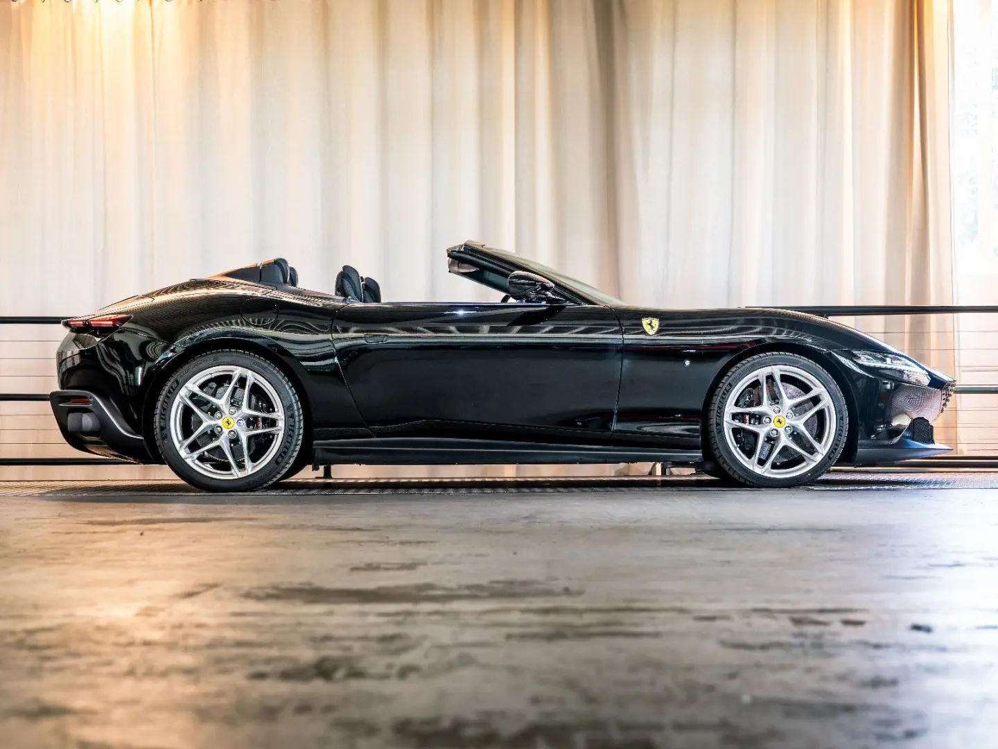 Ferrari Roma Spider 360  CARBON BEIFAHRERDISPLAY