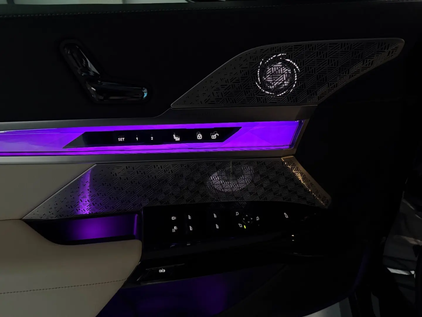 740D XDRIVE M-SPORT  BOWERS&WILKINS TV VOLL