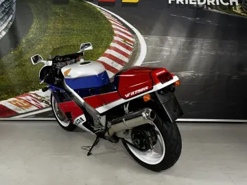 VFR750R RC30