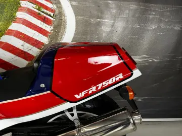 VFR750R RC30