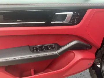 Cayenne E-Hybrid Matrix AHK Carplay Bose Head-up