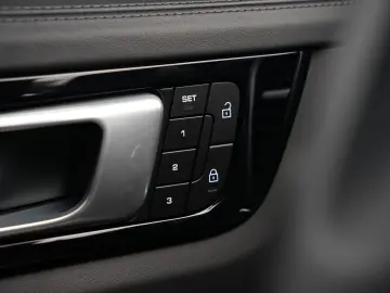 E-Hybrid SPORTDESIGN-HINTERACHSL.-PDCC-HUD-VOLL