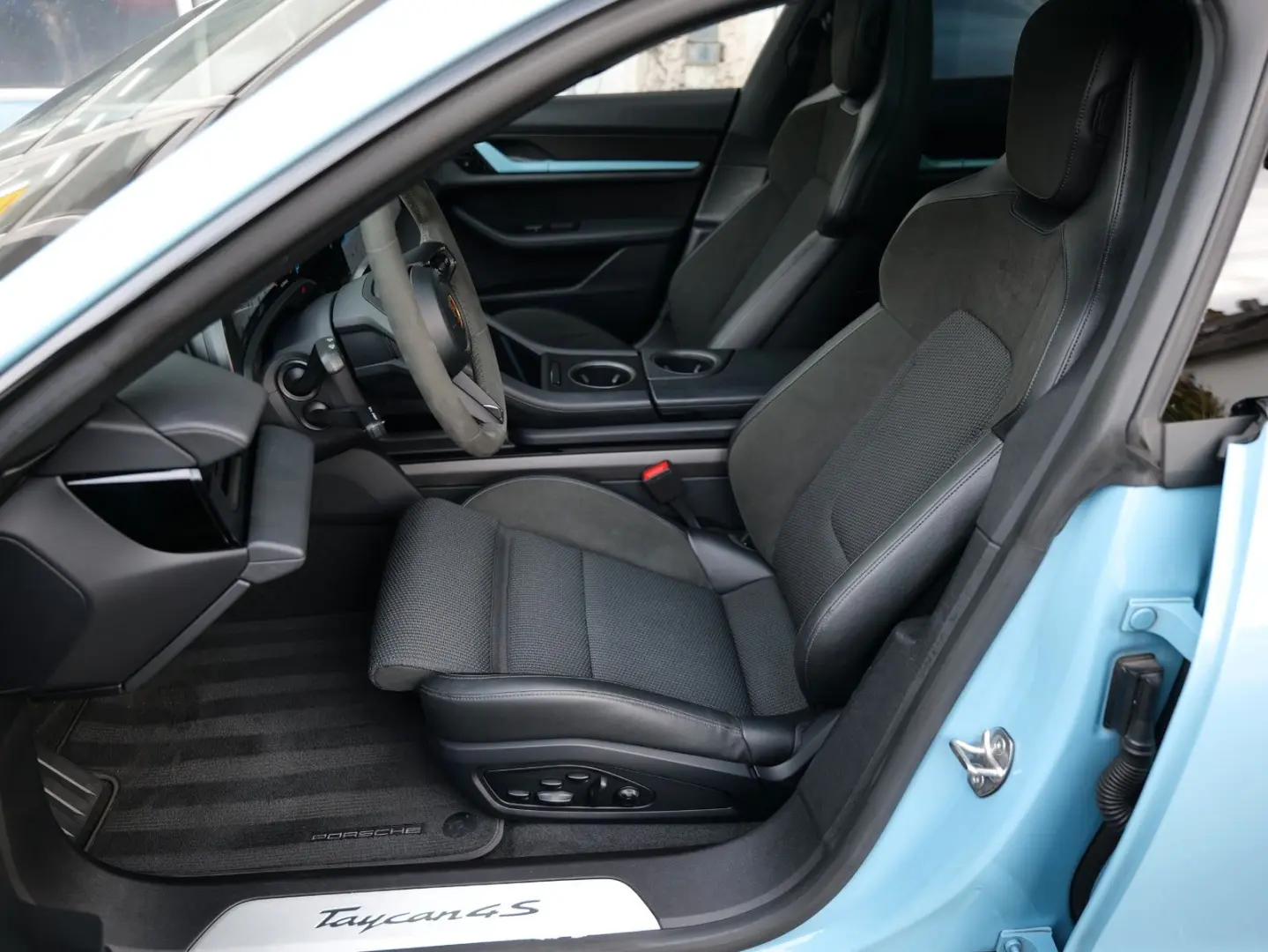 Taycan 4S SPORT DESIGN INNO PASSANGE SCREEN PANO