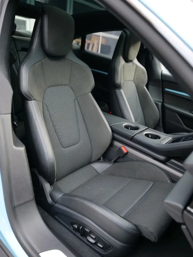 Taycan 4S SPORT DESIGN INNO PASSANGE SCREEN PANO