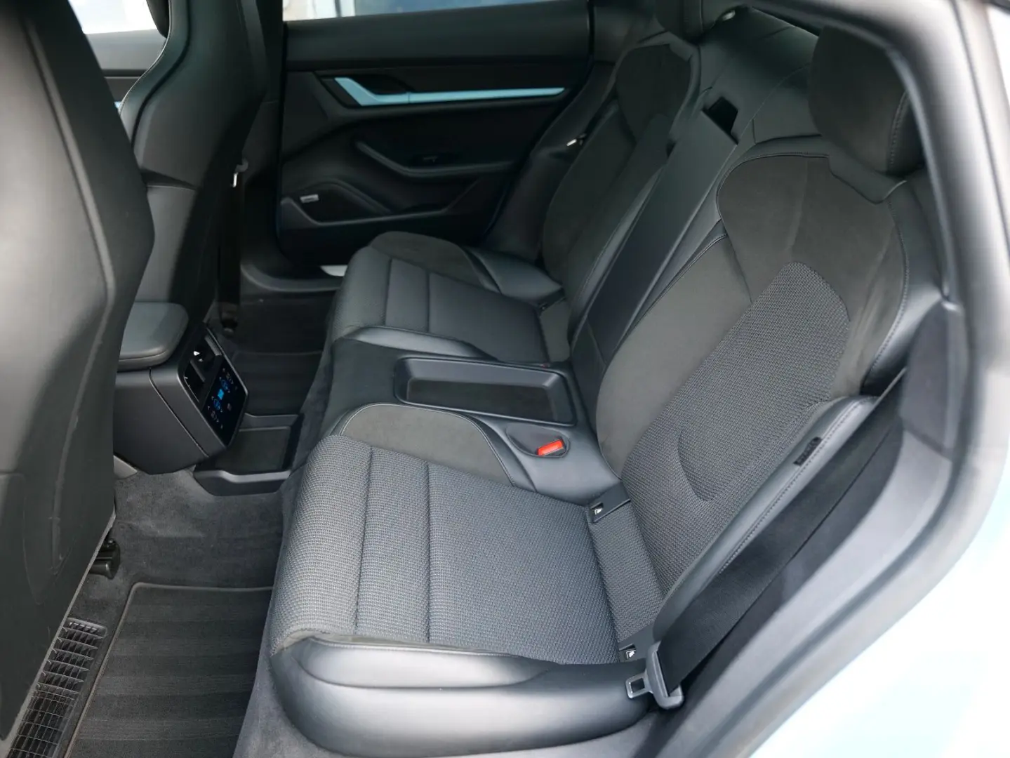 Taycan 4S SPORT DESIGN INNO PASSANGE SCREEN PANO