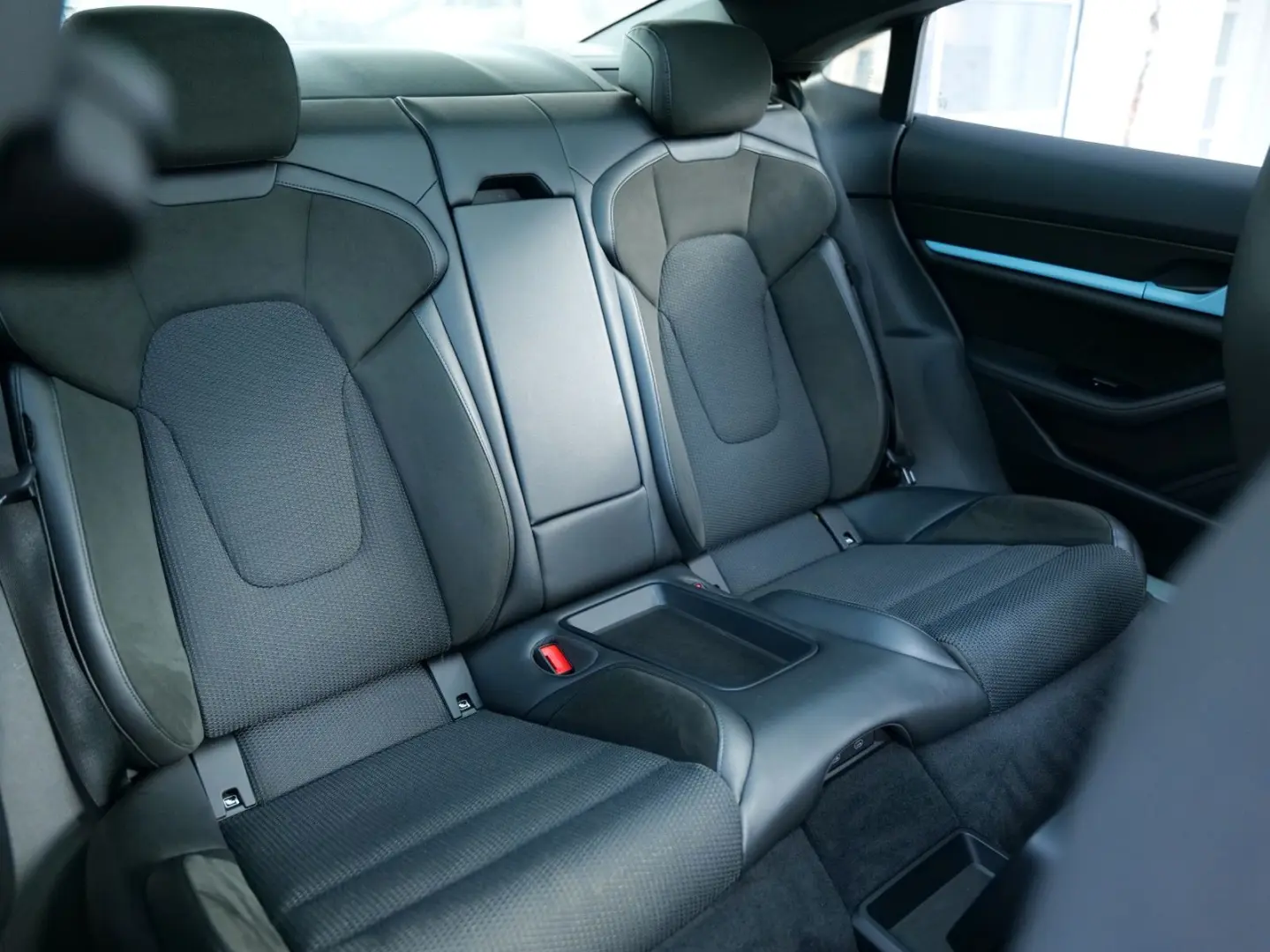 Taycan 4S SPORT DESIGN INNO PASSANGE SCREEN PANO