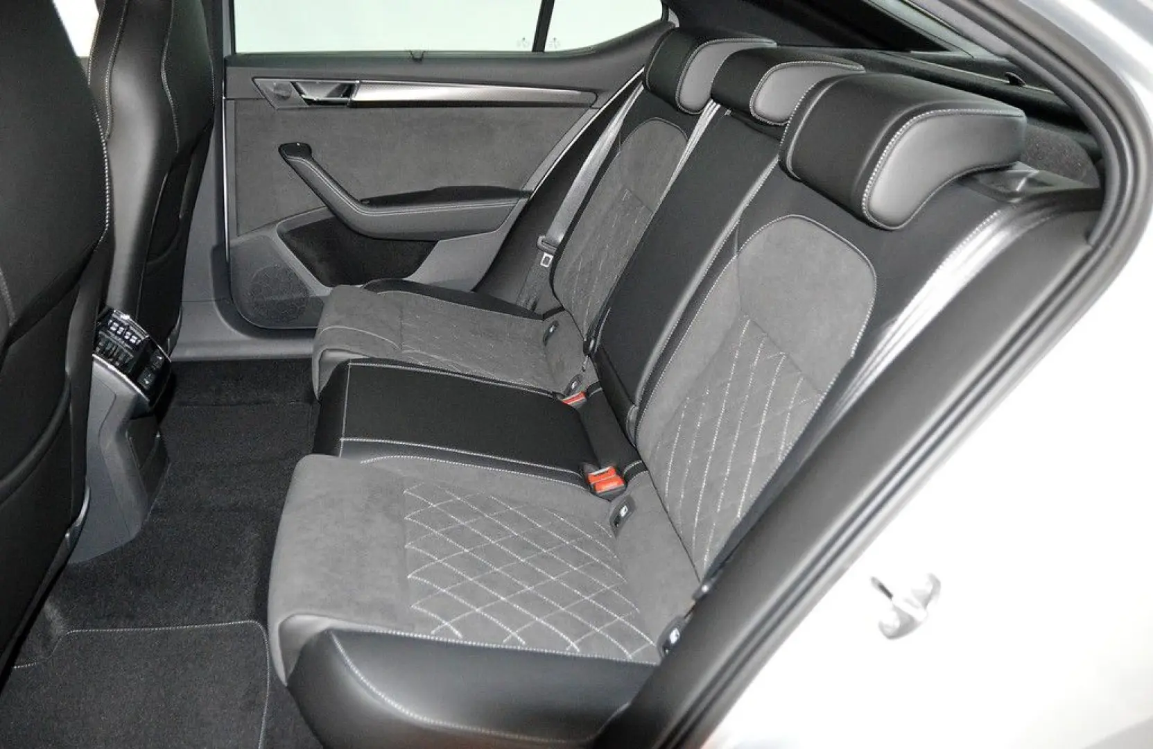 Superb 2.0 TDI DSG 4x4 Sportline STDHZ PANO DCC