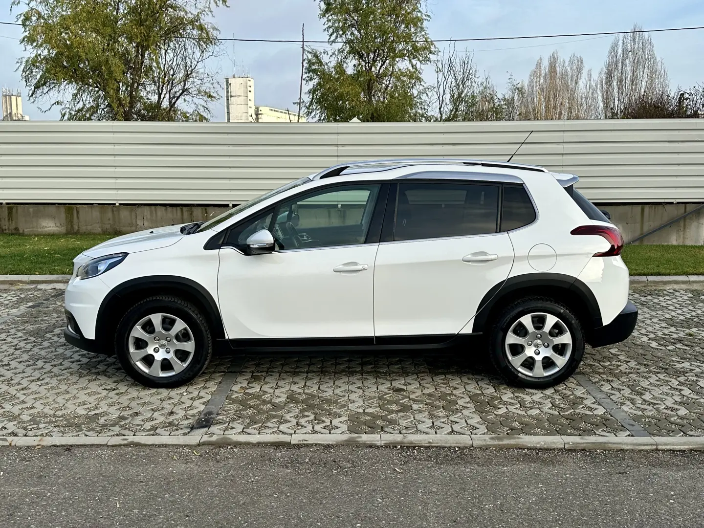 Peugeot 2008  carlig remorcare  104.000km  garantie rate