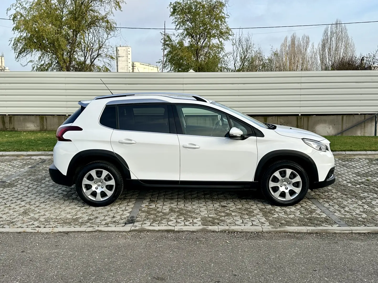 Peugeot 2008  carlig remorcare  104.000km  garantie rate