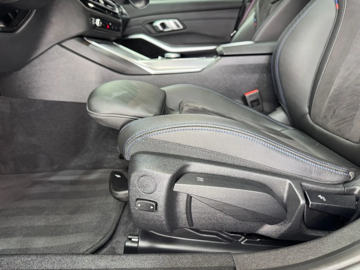 320d M SPORT PRO Touring  PANO HEAD-UP AHK