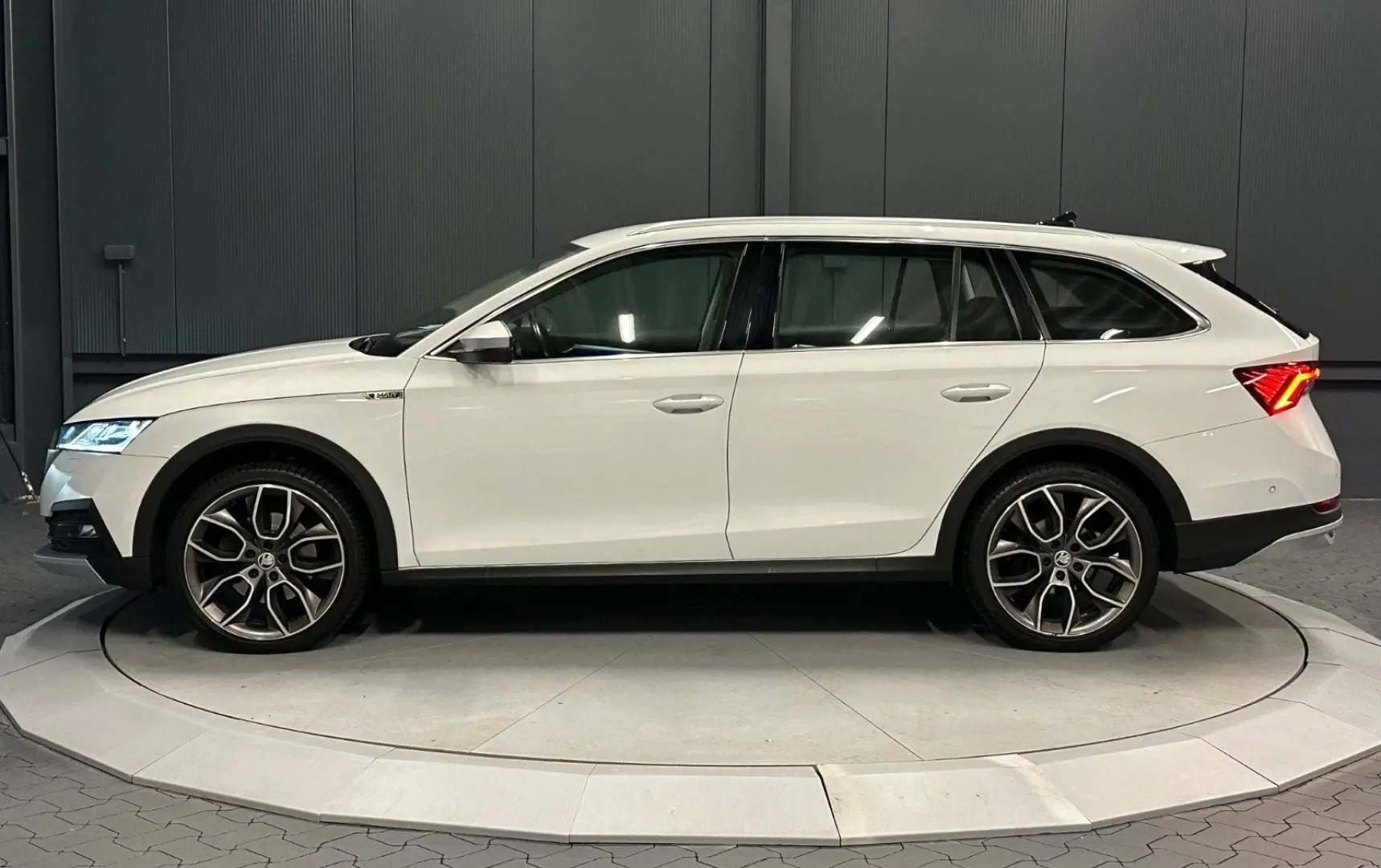 Octavia Combi Scout 4x4  19Zoll AHK Standhzg HUD