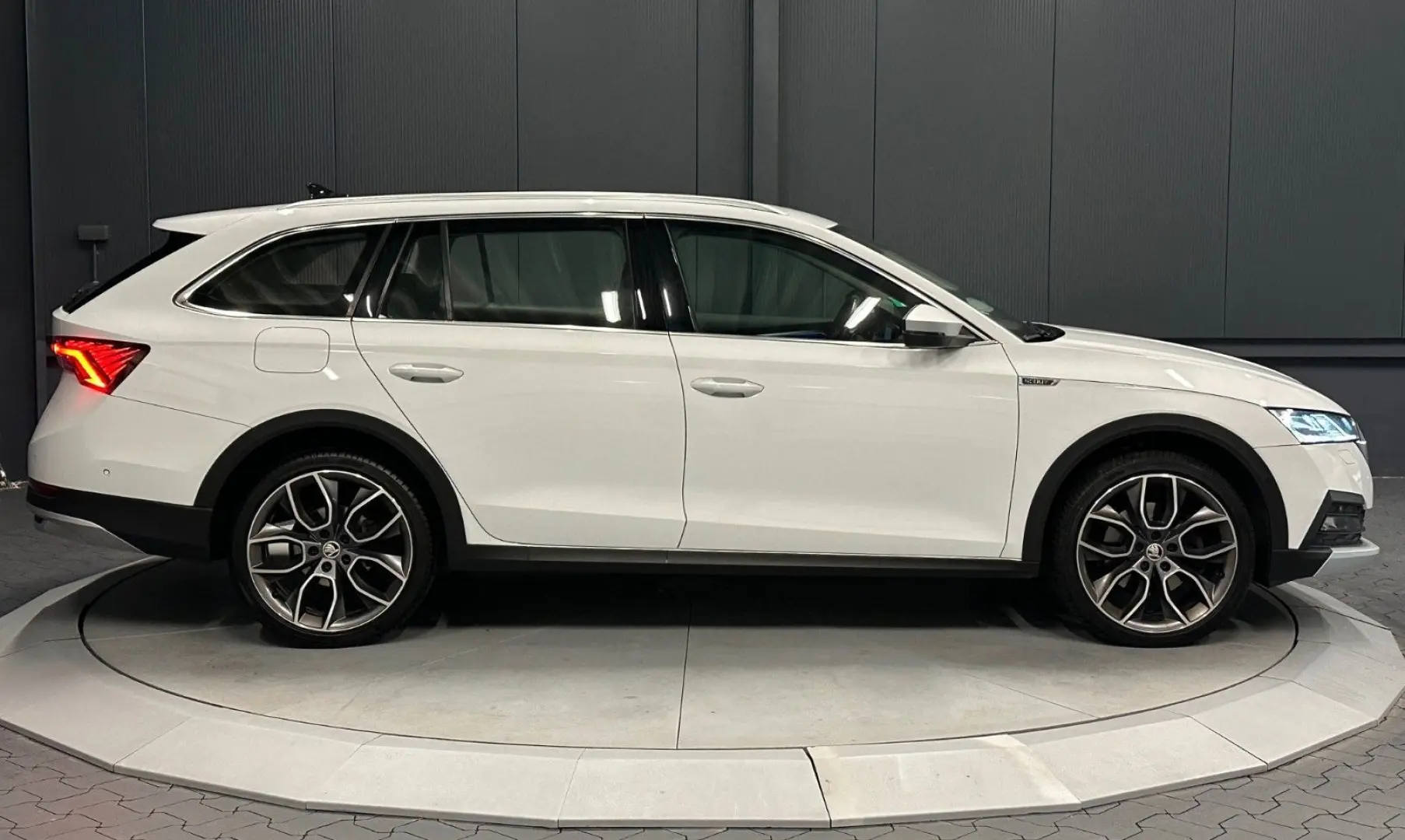 Octavia Combi Scout 4x4  19Zoll AHK Standhzg HUD