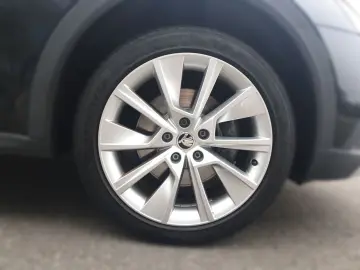 Octavia Combi 2.0 TDI DSG 4x4 SCOUT  AHK  MATRIX