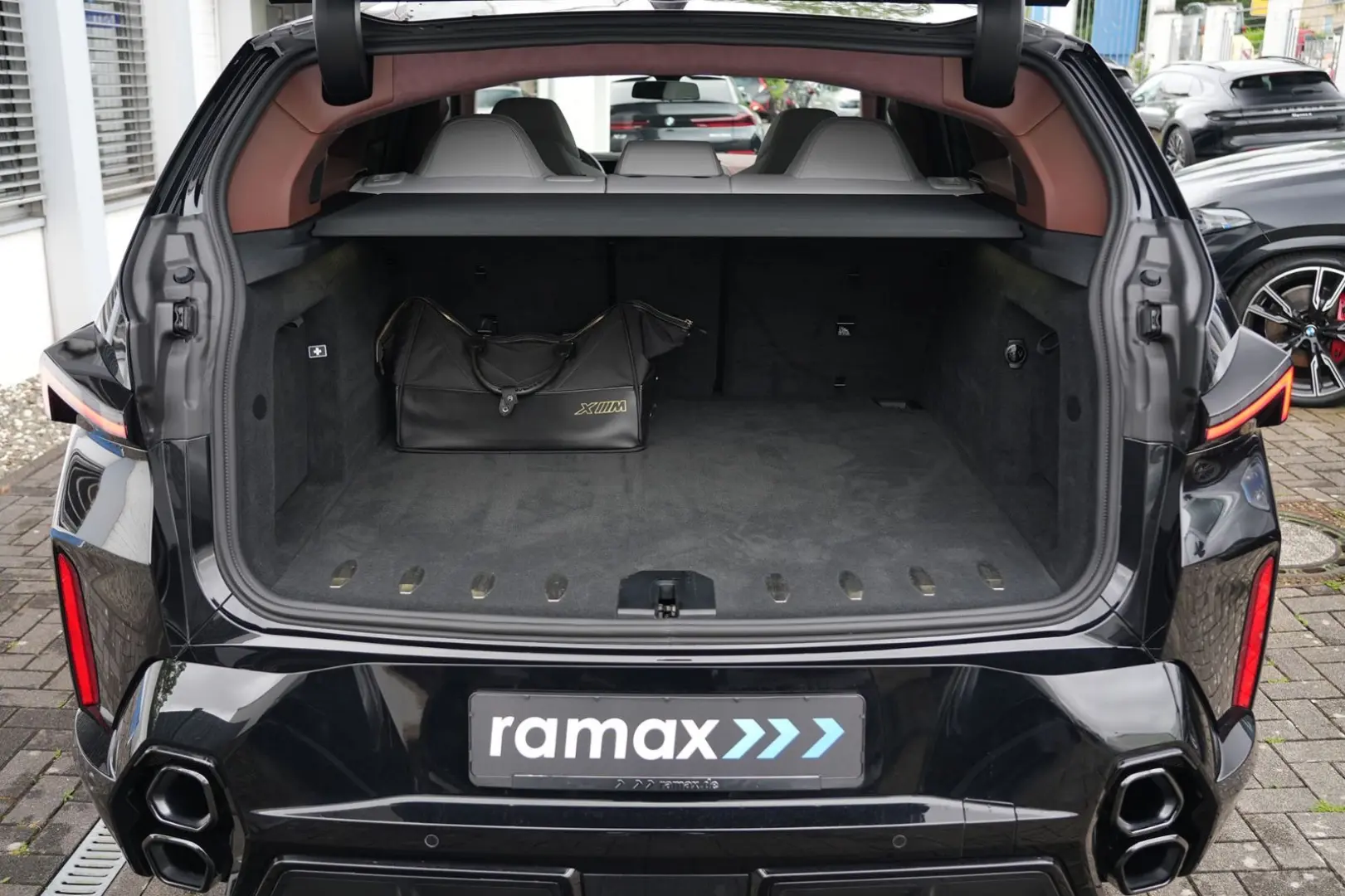 XM  BLACK EDITION-ACC-AHK-23M-LEDER SILVERSTONE