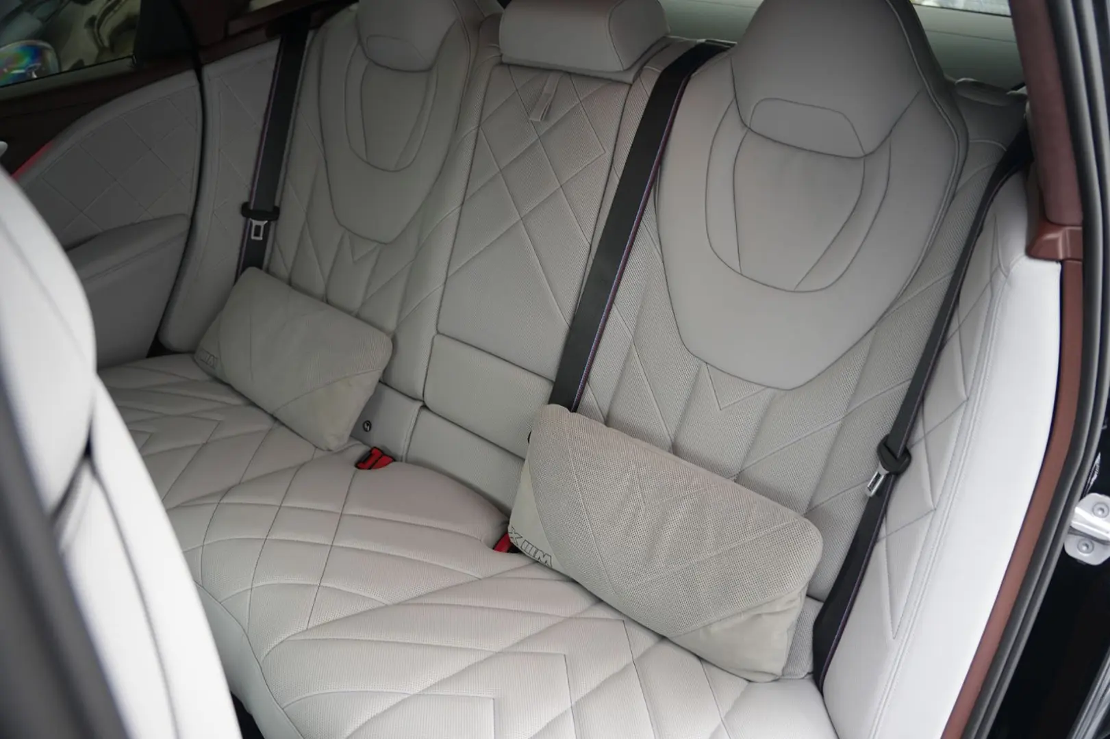 XM  BLACK EDITION-ACC-AHK-23M-LEDER SILVERSTONE