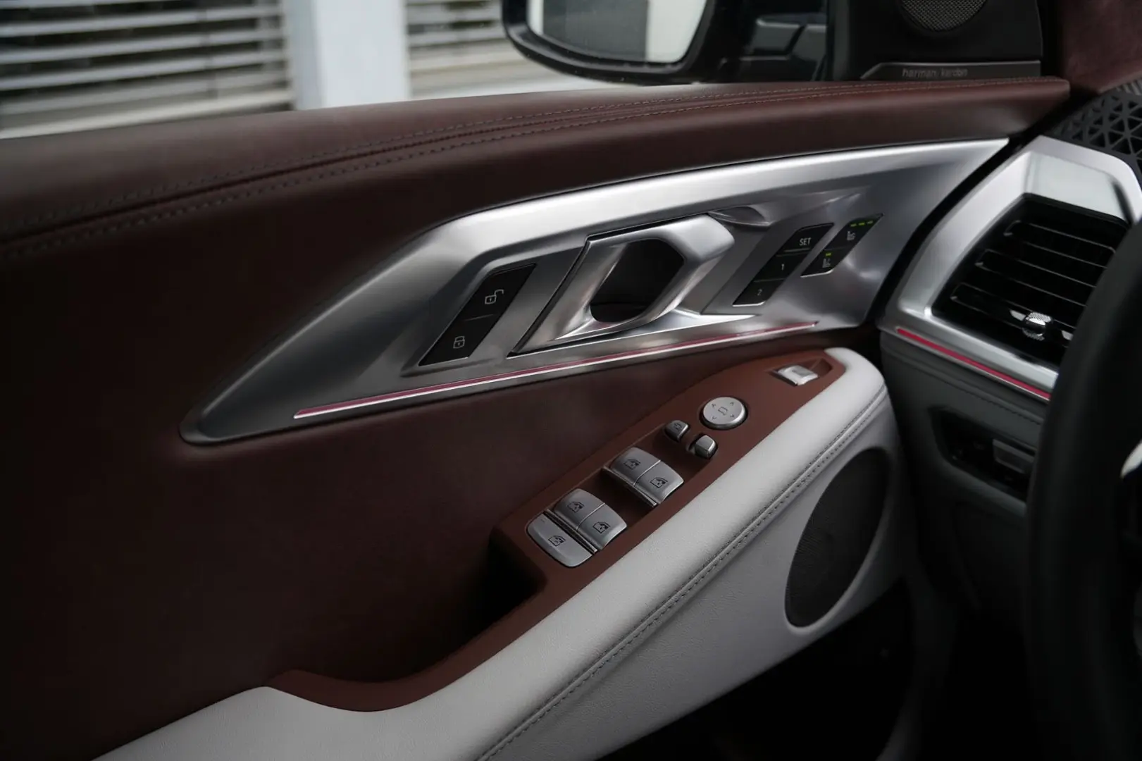 XM  BLACK EDITION-ACC-AHK-23M-LEDER SILVERSTONE