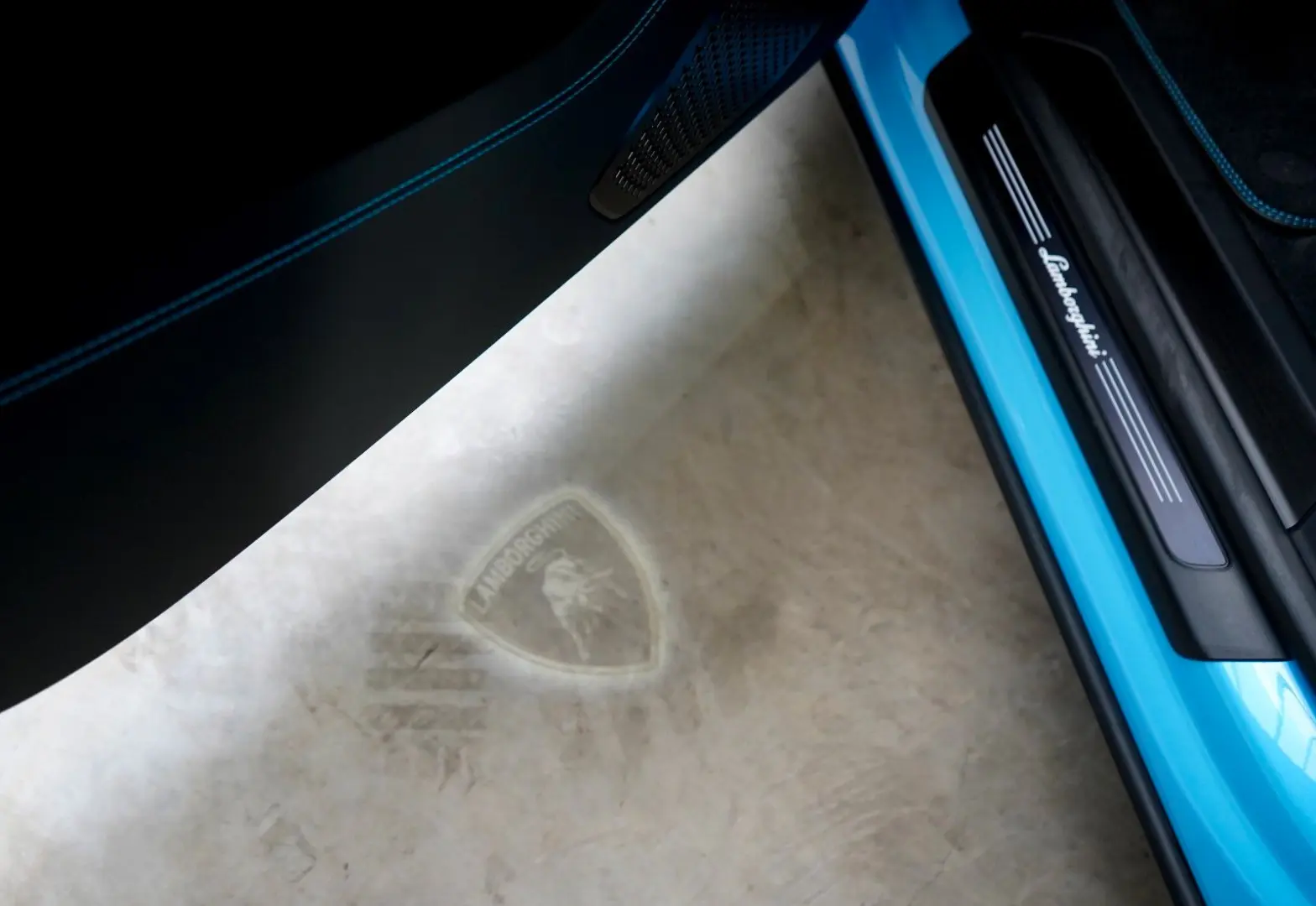 Urus SE   PANORMA   CARBON   B&O   BLU CEPHEUS