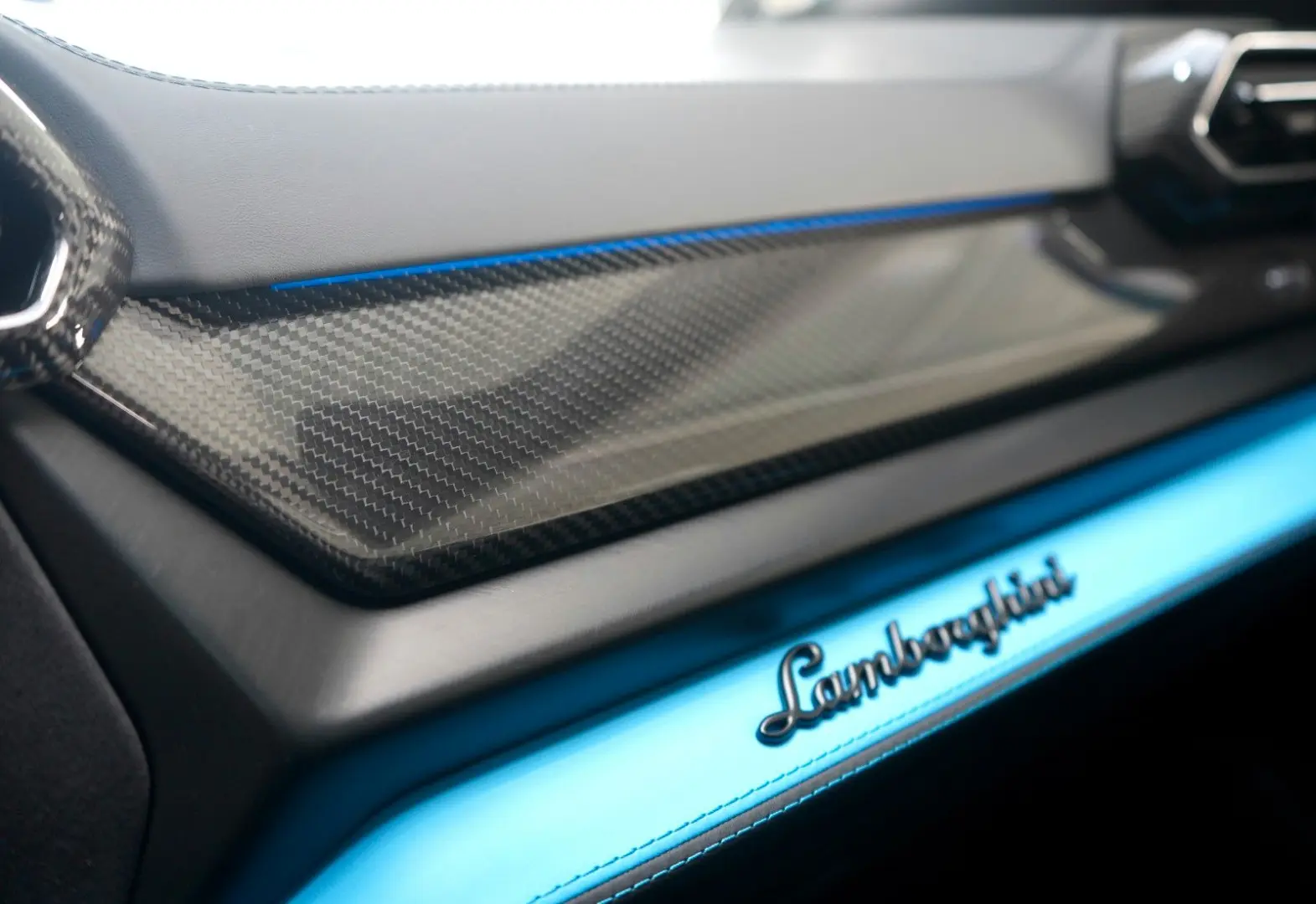 Urus SE   PANORMA   CARBON   B&O   BLU CEPHEUS