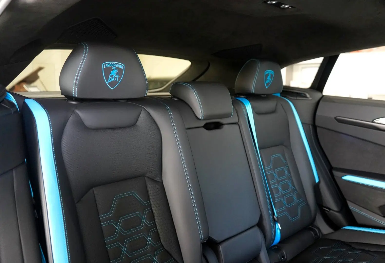 Urus SE   PANORMA   CARBON   B&O   BLU CEPHEUS