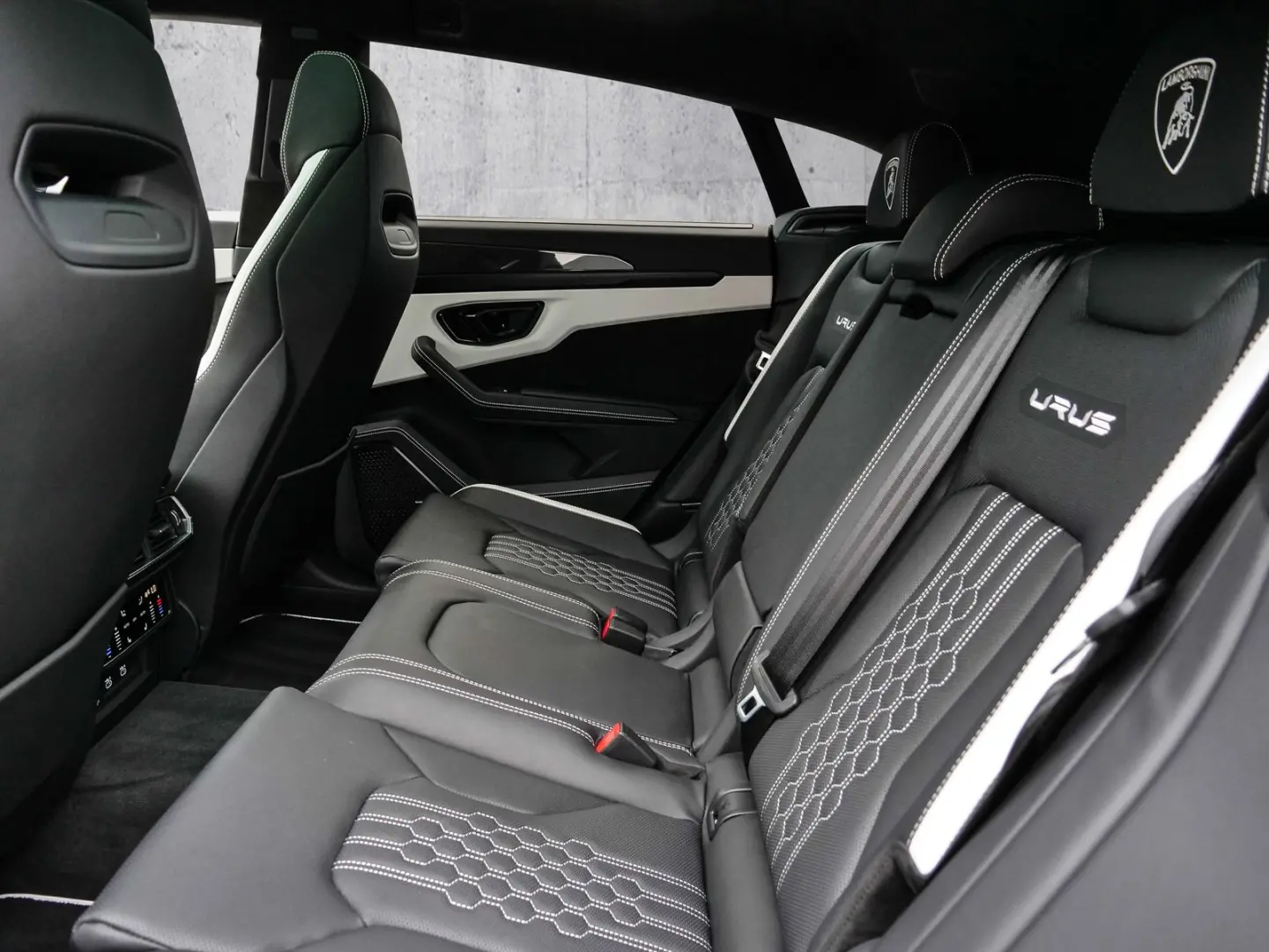 Urus S Nero Helene  Electrical Trailer Towing