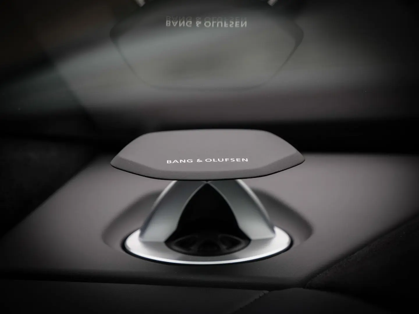 Urus S Nero Helene  Electrical Trailer Towing