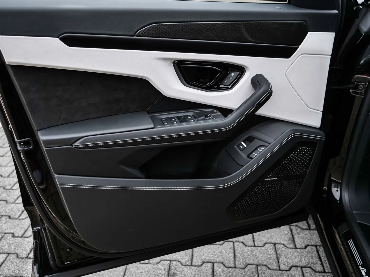 Urus S Nero Helene  Electrical Trailer Towing