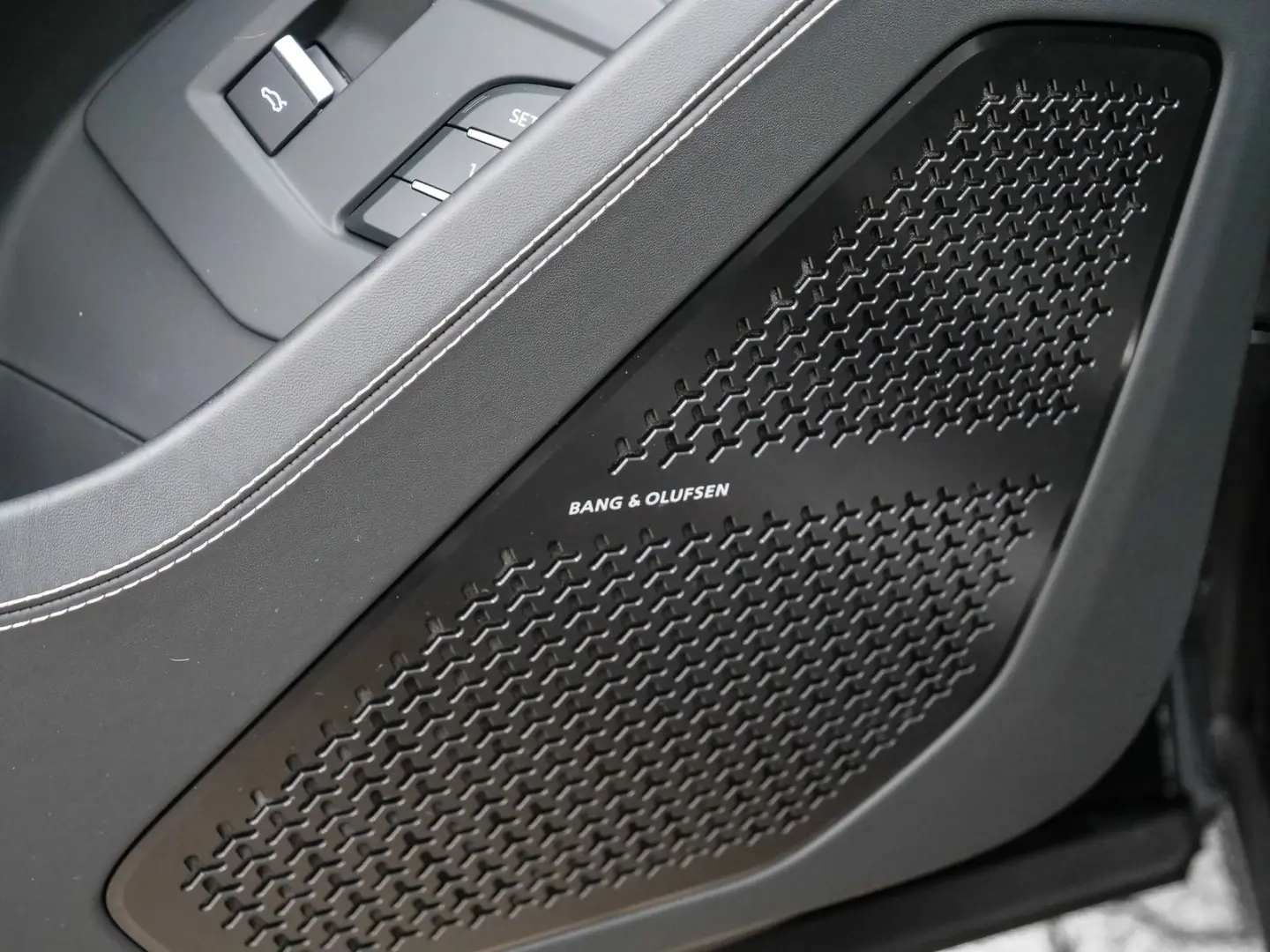 Urus S Nero Helene  Electrical Trailer Towing