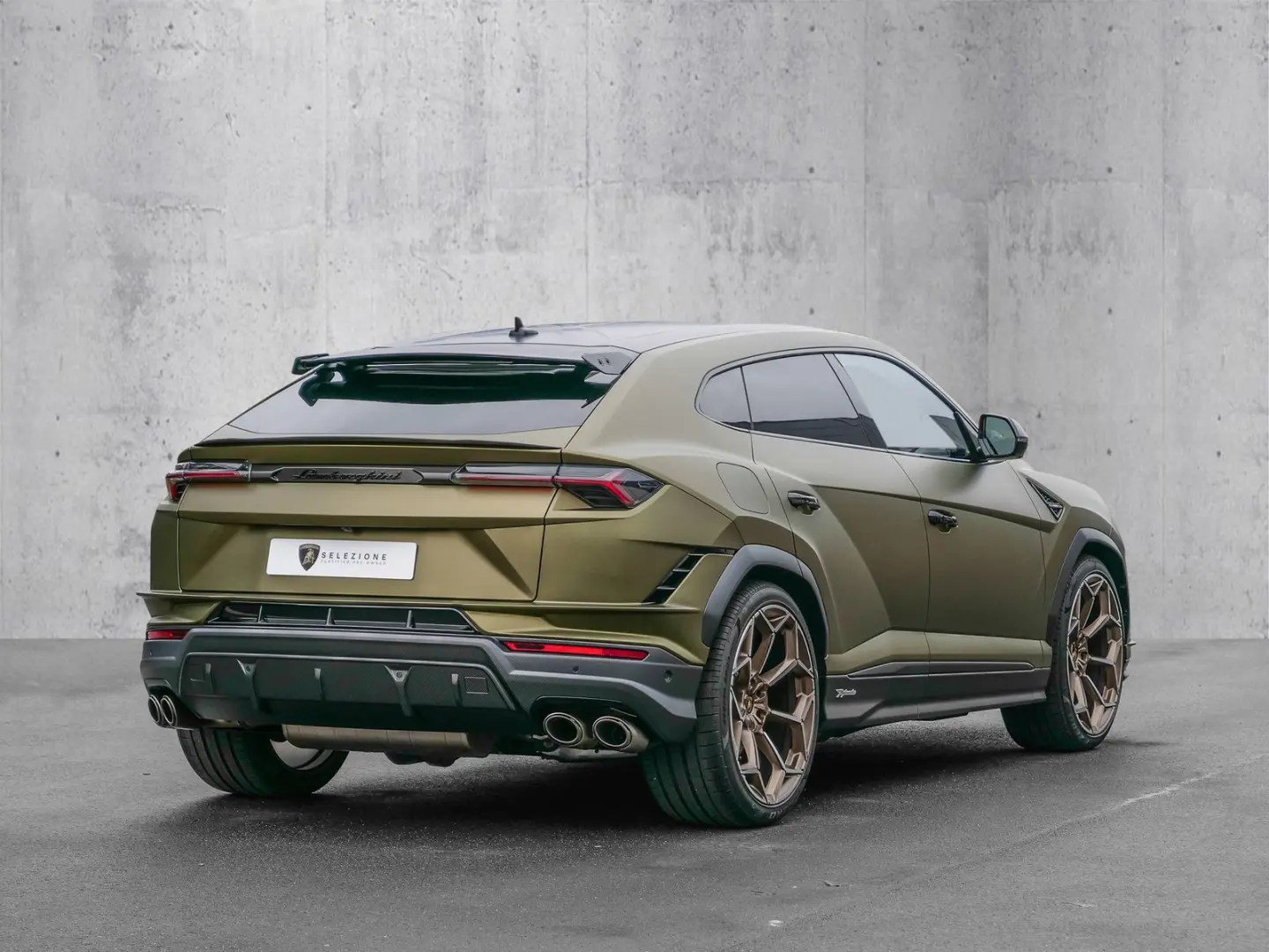 Urus Performante Verde Gea Matt  Interior Carbon