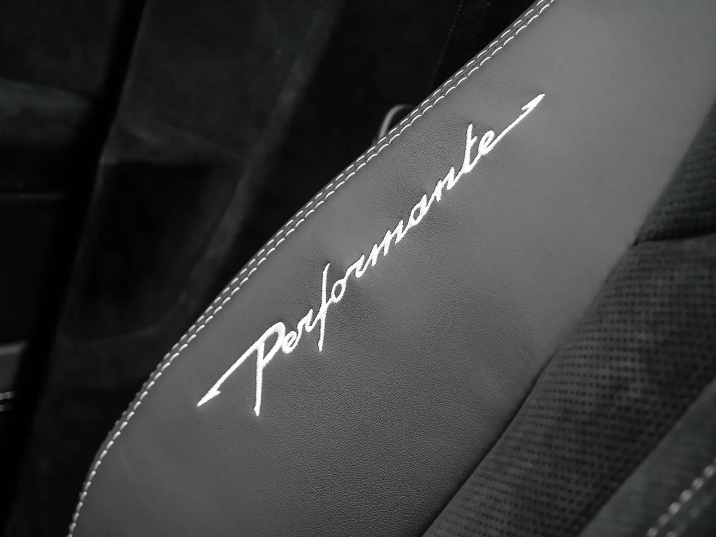 Urus Performante Verde Gea Matt  Interior Carbon