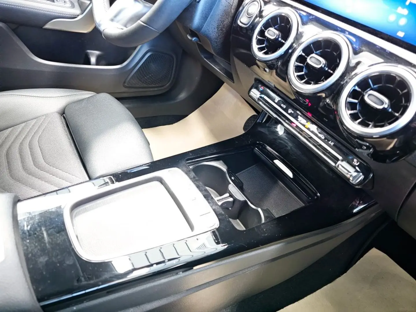 MERCEDES BENZ CLA 180 Progressive Line