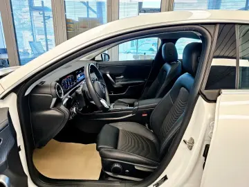 MERCEDES BENZ CLA 180 Progressive Line