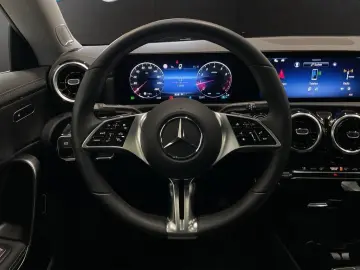 MERCEDES BENZ CLA 180 PROGRESSIVE