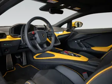 Lamborghini Revuelto   Giallo   Leather Pack