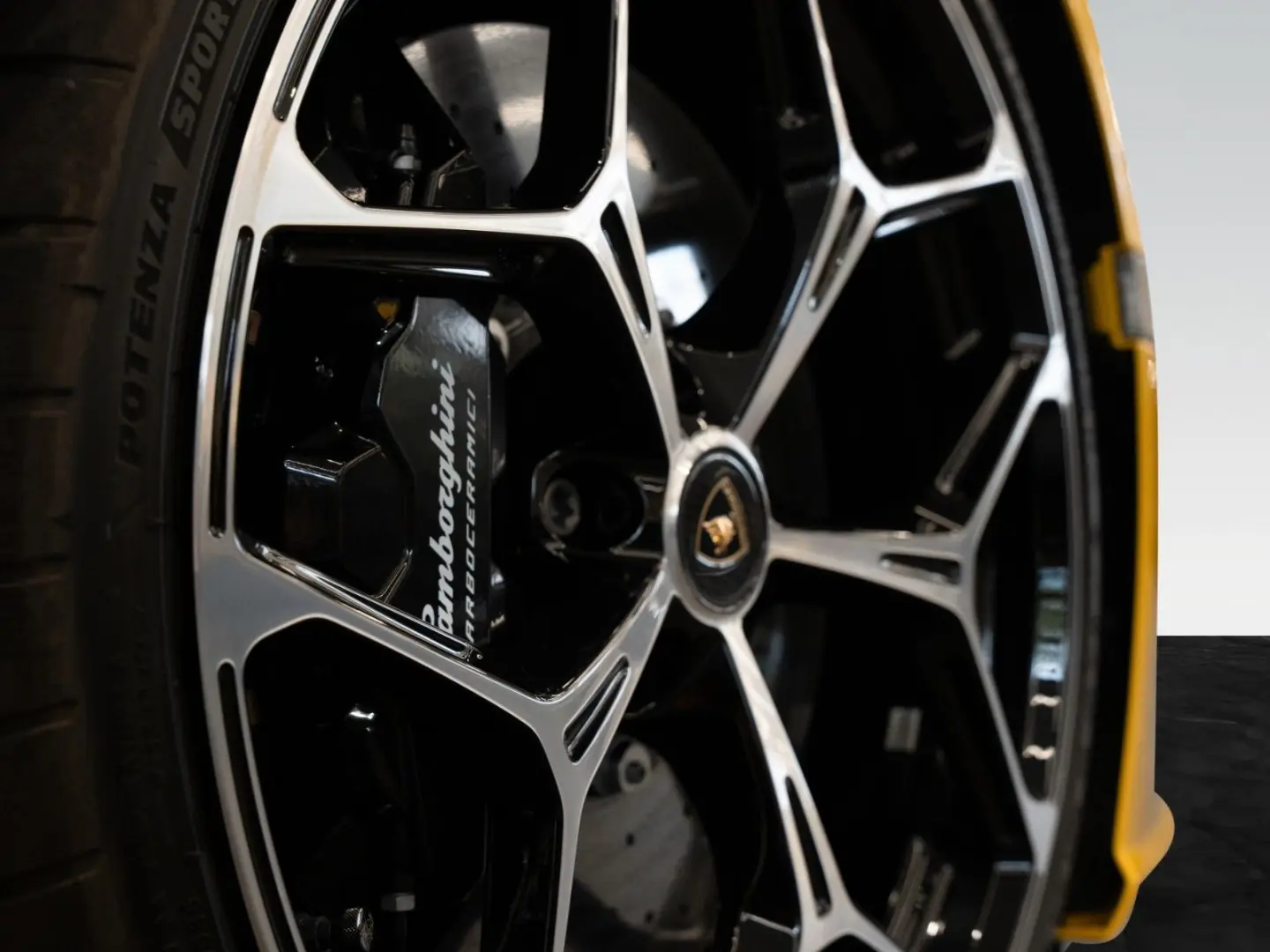 Lamborghini Revuelto   Giallo   Leather Pack