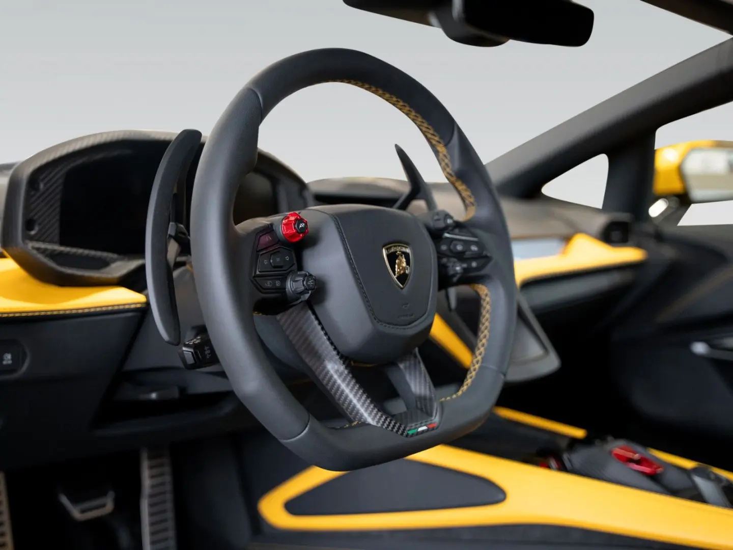Lamborghini Revuelto   Giallo   Leather Pack
