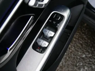 GLC 220d 4M AMG KEYL LED MEMORY PANO DISTR 19''L