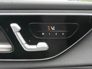 GLC 220d 4M AMG KEYL LED MEMORY PANO DISTR 19''L