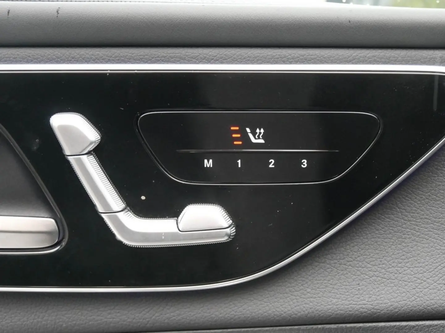 GLC 220d 4M AMG KEYL LED MEMORY PANO DISTR 19''L