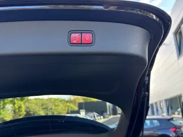 GLC 300 e 4M AMG Panorama Airmatic AHK DigitalL.