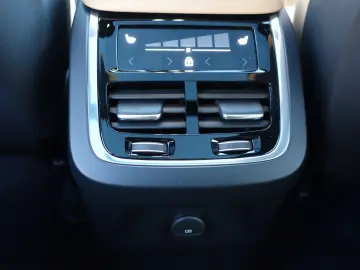 XC90 Recharge T8 AWD Ultimate Dark FourC AHK H&K