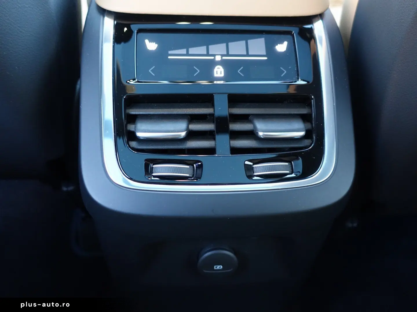 XC90 Recharge T8 AWD Ultimate Dark FourC AHK H&K