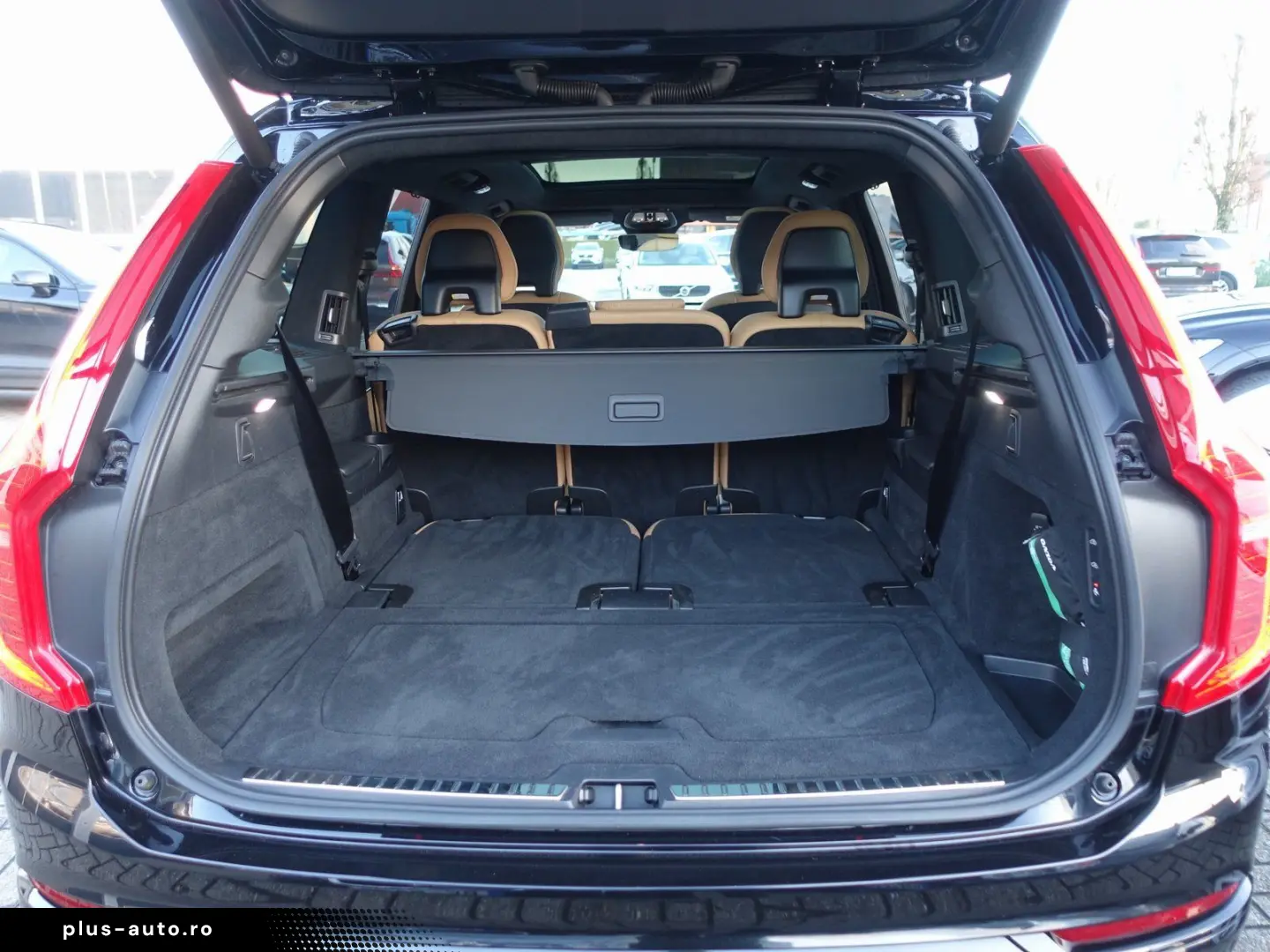 XC90 Recharge T8 AWD Ultimate Dark FourC AHK H&K