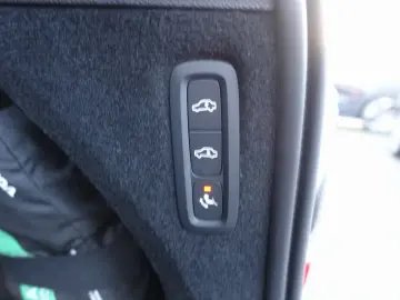 XC90 Recharge T8 AWD Ultimate Dark FourC AHK H&K