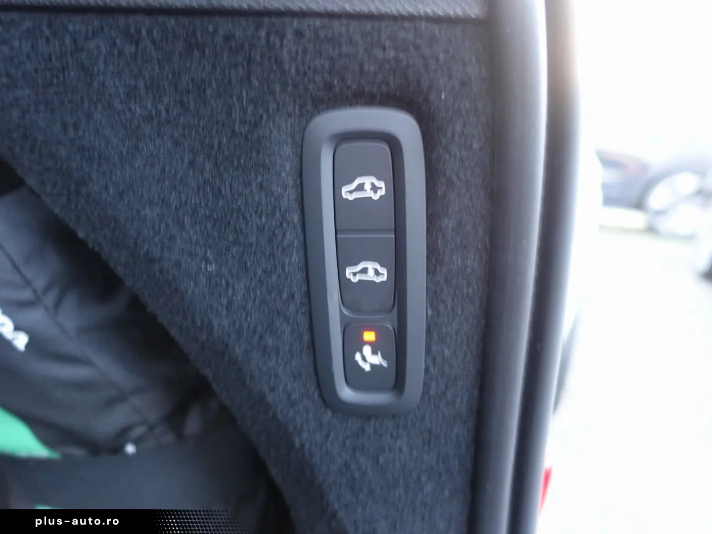 XC90 Recharge T8 AWD Ultimate Dark FourC AHK H&K