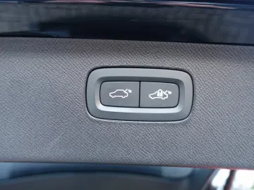 XC90 Recharge T8 AWD Ultimate Dark FourC AHK H&K