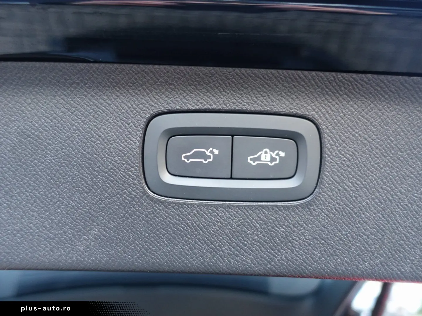 XC90 Recharge T8 AWD Ultimate Dark FourC AHK H&K