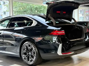 550 e xDrive Pano H&K Sitzbelüftung Iconic Glow