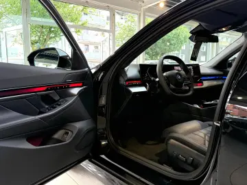 550 e xDrive Pano H&K Sitzbelüftung Iconic Glow