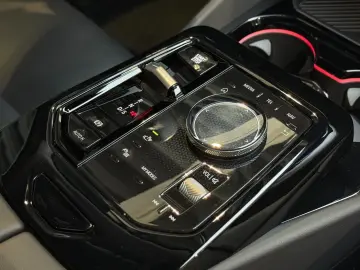 550 e xDrive Pano H&K Sitzbelüftung Iconic Glow