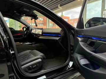 550 e xDrive Pano H&K Sitzbelüftung Iconic Glow